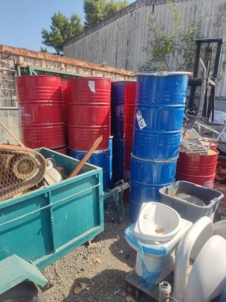 Bidones metálicos rojos y azules