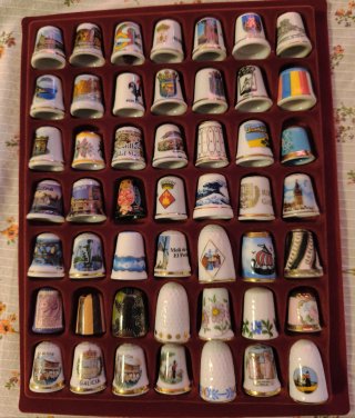 Collezione di ditali in porcellana