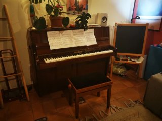 Piano Otto Bach de pared