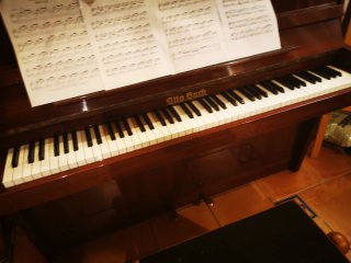 Piano Otto Bach de pared