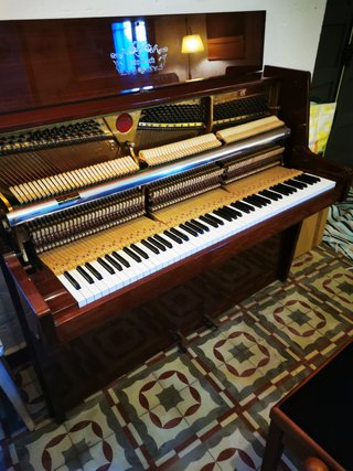 Piano Otto Bach de pared