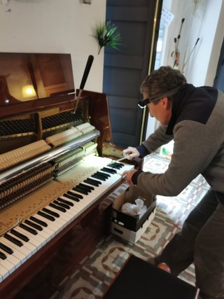 Piano Otto Bach de pared