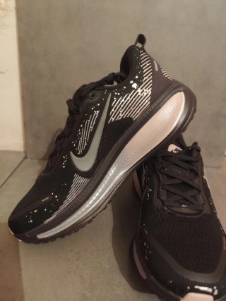 Nike Vomero 18 Talla 41 Negro/Plata