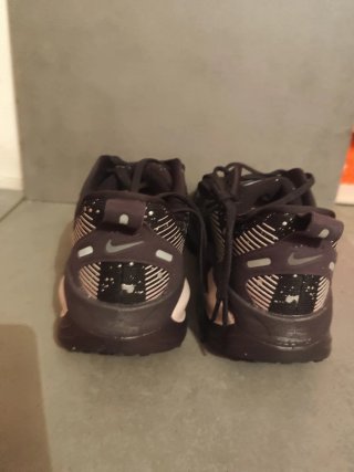 Nike Vomero 18 Talla 41 Negro/Plata