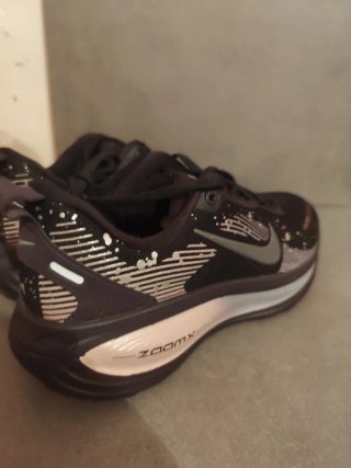 Nike Vomero 18 Talla 41 Negro/Plata