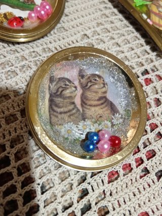 Tris magneti gatti su basi diverse