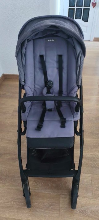 Cochecito gris marca Inglesina Electa.
