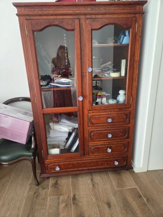 Armario de madera con puertas de cristal