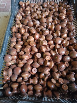Pomos de madera y espigas