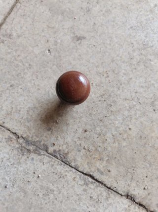 Pomos de madera y espigas