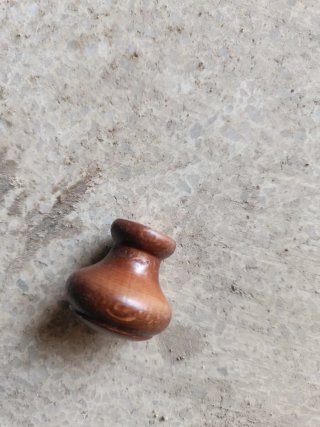 Pomos de madera y espigas
