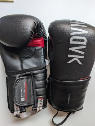 Saco de boxeo y guantes