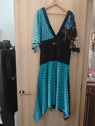 Vestido estampado floral y geométrico