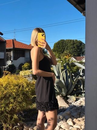 Abito corto nero con piume