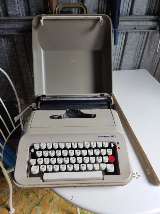 Máquina de escribir Underwood 319 E