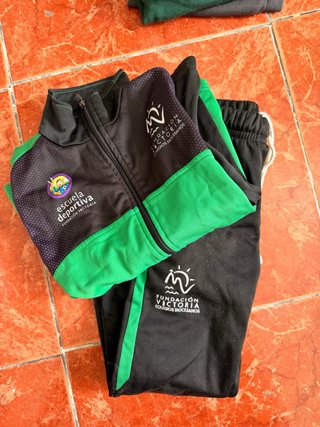 Conjunto deportivo Fundación Victoria TALLA 8 años