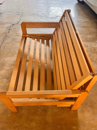 Sofá cama de madera. Precio negociable