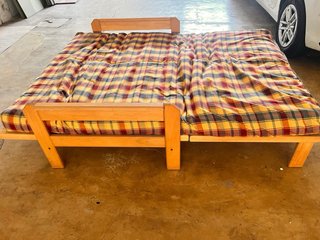 Sofá cama de madera. Precio negociable