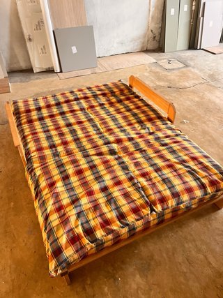 Sofá cama de madera. Precio negociable