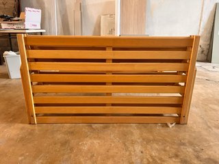 Sofá cama de madera. Precio negociable