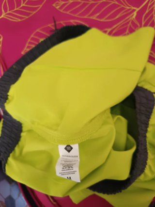 Pantalón corto deportivo verde