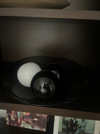 Centro de mesa de diseño con bolas y vidrio