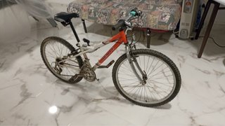 Bicicleta Montaña Naranja y Blanca