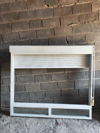 Ventanas y marcos aluminio blanco con persiana