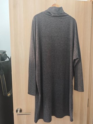 Vestido gris de cuello alto