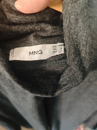 Vestido gris de cuello alto