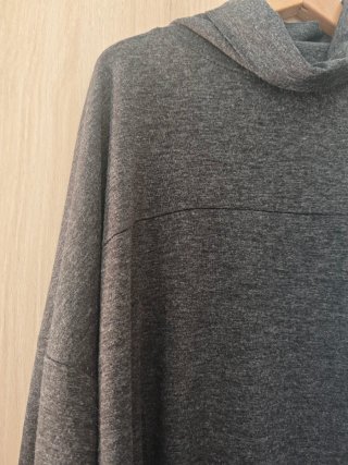 Vestido gris de cuello alto