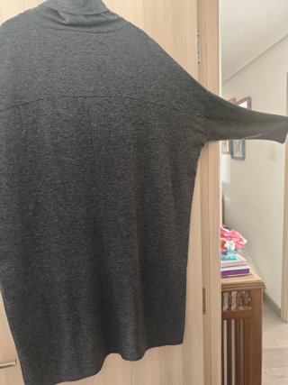 Vestido gris de cuello alto