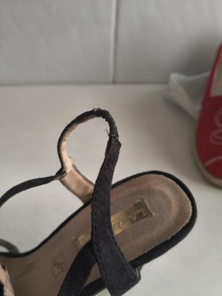 Sandalias de ante negro con tiras