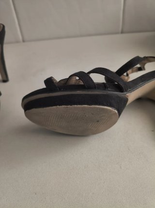 Sandalias de ante negro con tiras