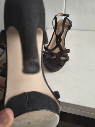 Sandalias de ante negro con tiras