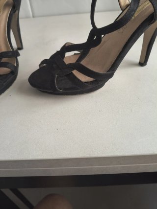 Sandalias de ante negro con tiras