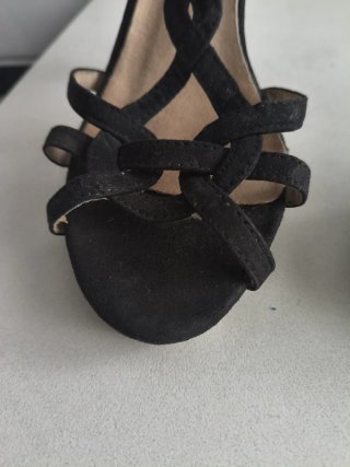 Sandalias de ante negro con tiras