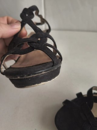 Sandalias de ante negro con tiras