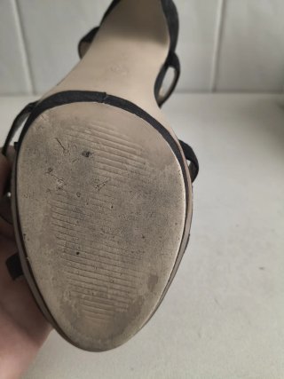 Sandalias de ante negro con tiras