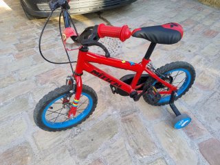 Bicicleta infantil roja con ruedines
