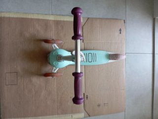 Patinete infantil de Decathlon con ruedas luminosa
