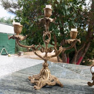 Juego 3 piezas: Candelabros y reloj antiguos cobre