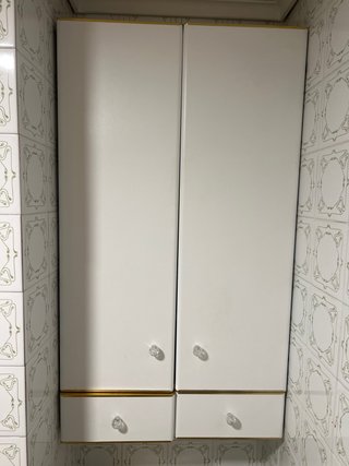 Armario de baño blanco con detalles dorados