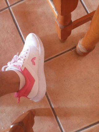 Zapatillas deportivas blancas y rosas