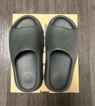 Yeezy Slide Dark Onyx Talla 38 (US 5) - Como nueva