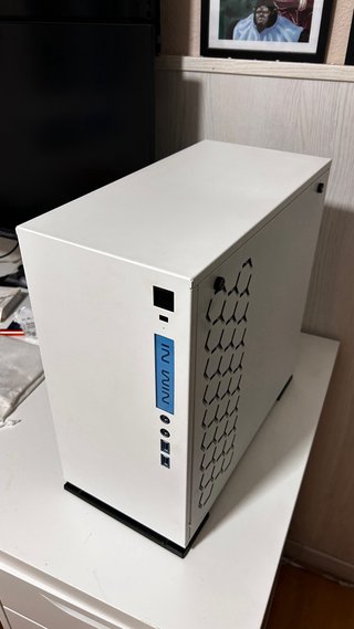 Torre PC In Win Blanca y Negra