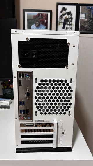 Torre PC In Win Blanca y Negra