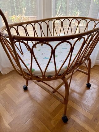 Cuna de mimbre vintage para bebé. Regalo colchon