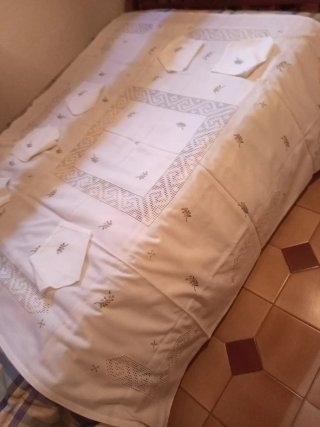 Mantelería bordada a mano Lagartera