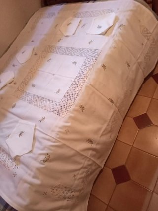 Mantelería bordada a mano Lagartera